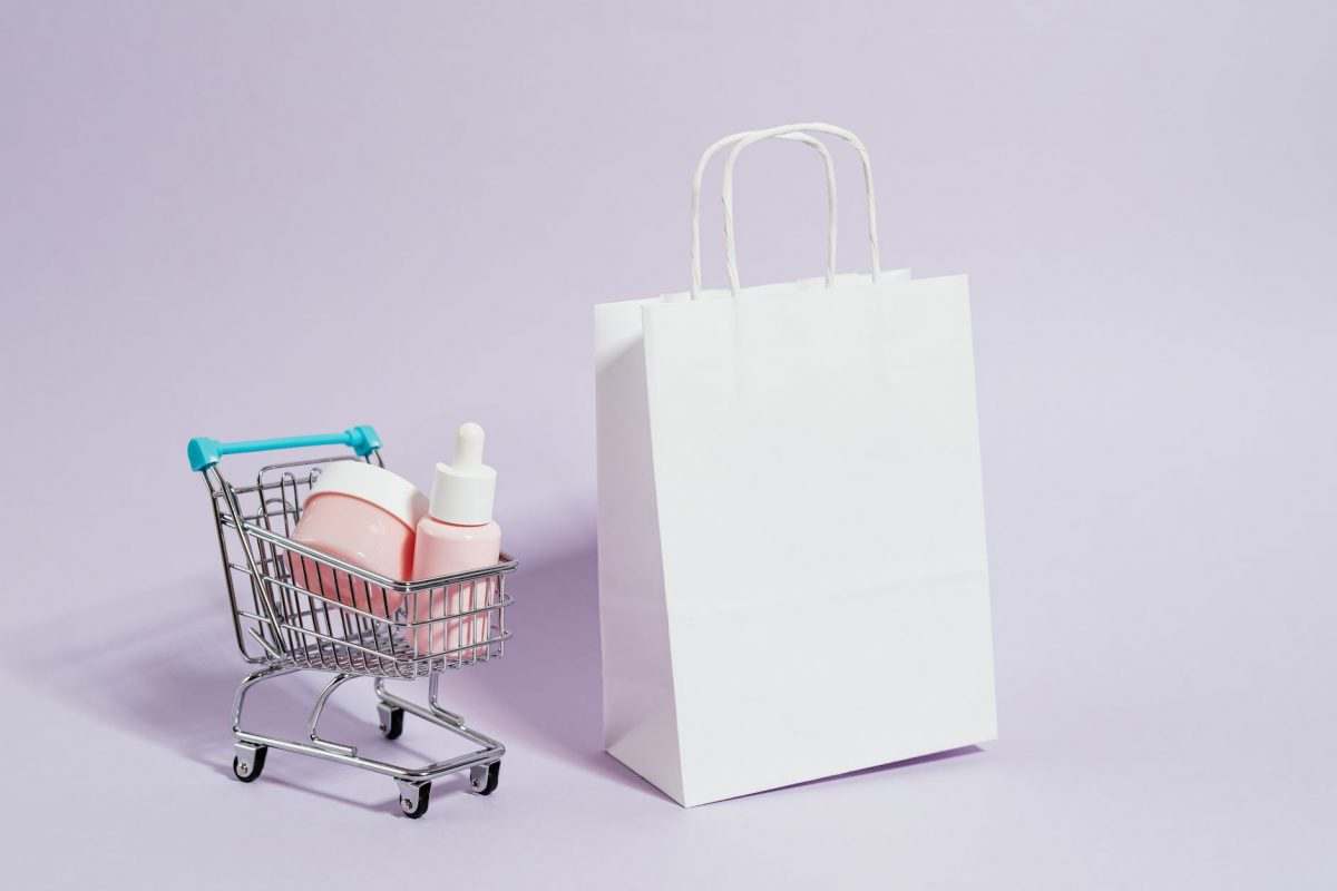 7種付款方式令你買得安心又放心 1 shopping cart next to a white paper bag