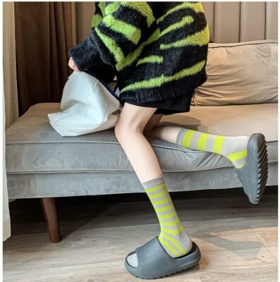 男女韓風街頭簡約橫紋不對稱中筒襪 11