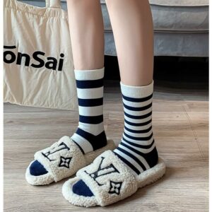 男女韓風街頭簡約橫紋不對稱中筒襪 14