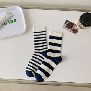 男女韓風街頭簡約橫紋不對稱中筒襪